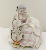 Статуэтка  Девушка с виолой