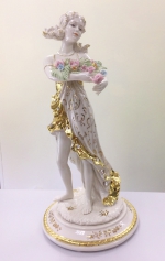 Статуэтка  Девушка с цветами с золотом