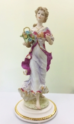 Статуэтка  Девушка с корзиной цветов  